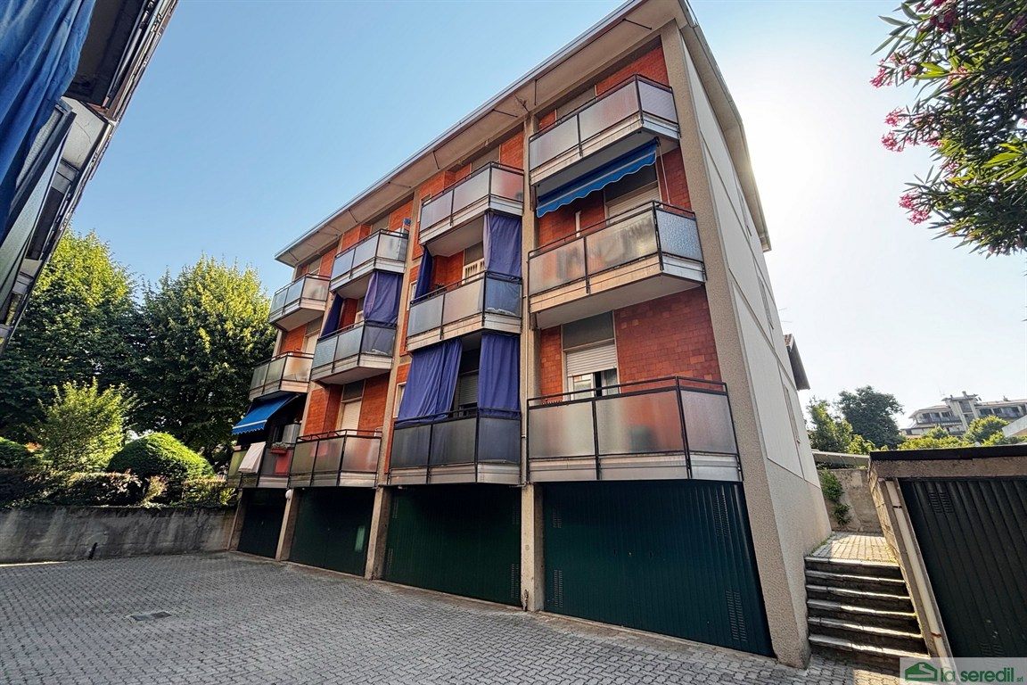 VIMERCATE Via ROTA- 3 locali con box e cantina