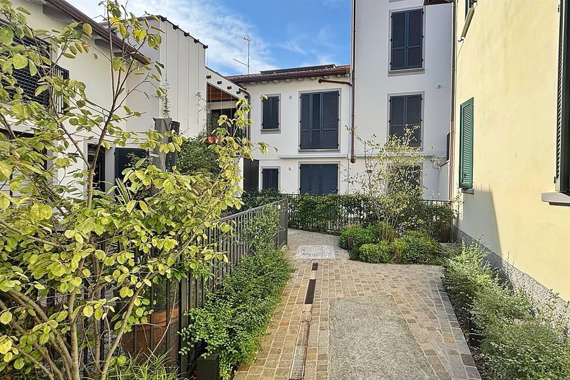 CENTRALE - 3 LOCALI DOPPI SERVIZI CON TERRAZZO